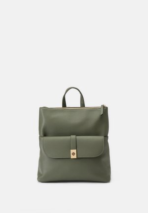 Sac à dos en cuir vert olive avec poignée supérieure, compartiment principal zippé, poche avant à rabat sécurisée par un fermoir doré.