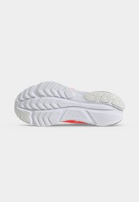 Semelle d'une chaussure de course Saucony blanche et gris clair avec un motif de bande de roulement détaillé sur un fond uni.