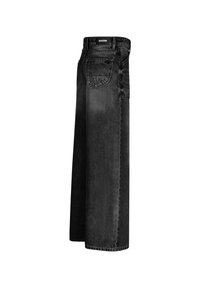 Mustat leveät farkut, valmistettu haalistuneesta denimgkankaasta. Varustettu takataskulla ja bränditunnuksella varustetulla vyötäröllä. Siistit linjat, rento muotoilu.