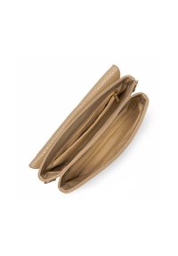 Portafoglio in pelle beige texturizzata con tre scomparti, zip dorata e una fodera interna liscia. Nessun motivo o accento visibile.