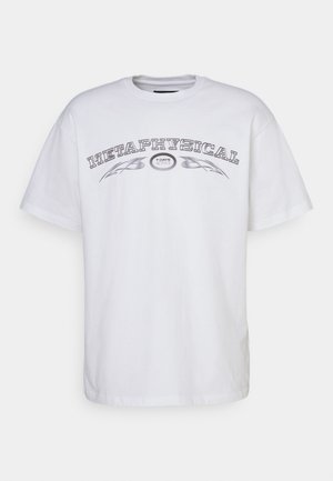 Fehér pamut póló rövid ujjakkal, fekete grafikai nyomattal a mellkason, melyen "METAFIZIKAI" felirat és díszítő elemek találhatók.