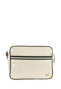 Borsa sintetica bianca con dettagli verdi, forma rettangolare, due tasche con zip e un emblema dorato nell'angolo in basso a destra.