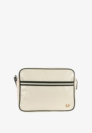 Bolsa sintética blanca con detalles en verde, de forma rectangular, con dos bolsillos con cierre y un emblema dorado en la esquina inferior derecha.