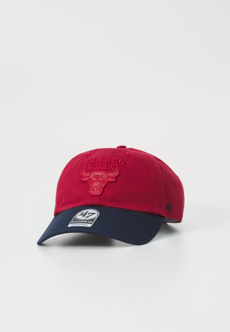 Cască ajustabilă roșie și bleumarin, cu un logo embosat al echipei Chicago Bulls, fabricată din bumbac, cu un design structurat și accente cusute.