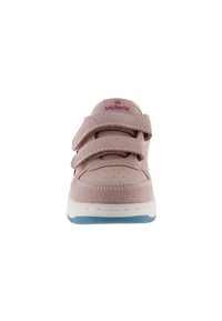 Baskets en suede rose avec trois bandes Velcro, bout rond et languette rembourrée, présentant une semelle intermédiaire blanche et une semelle extérieure bleu clair.
