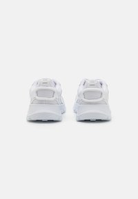 Zapatillas deportivas blancas con parte superior de malla, acentos texturizados, tacón redondeado y suela acolchada. Detalles reflectantes en la parte posterior.