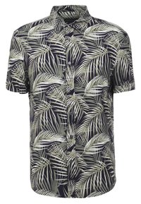 Lyhythihainen nappipaita tummalla taustalla ja vaaleanvihreällä trooppisella palmunlehden kuviolla.