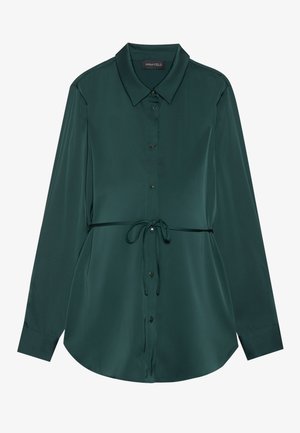 Blusa de manga larga de color verde oscuro, fabricada con tejido suave. Cuenta con un cuello, cierre de botones en la parte delantera y cintura con cordón para un ajuste ajustable.