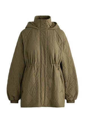 Töltött olívazöld dzseki kapucnival, rugalmas derékpánttal és rugalmas mandzsettákkal. Simább textúrával és egyenes szabású dizájnnal rendelkezik.