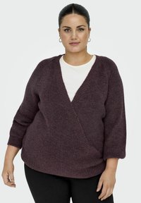 Nertinė apykaklė suknele tamsiai violetinės spalvos, su V formos iškirpte, trijų ketvirčių ilgio rankovėmis ir šonkaulinio rašto. Derinama su balta palaidine po ja.