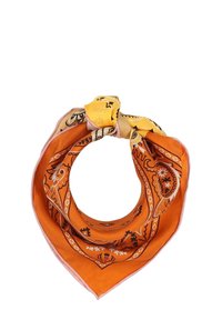 Svilena marama u narančastoj boji s žutim akcentima, s detaljnim crnim uzorcima i čvorom na vrhu, s glatkom, sjajnom teksturom.