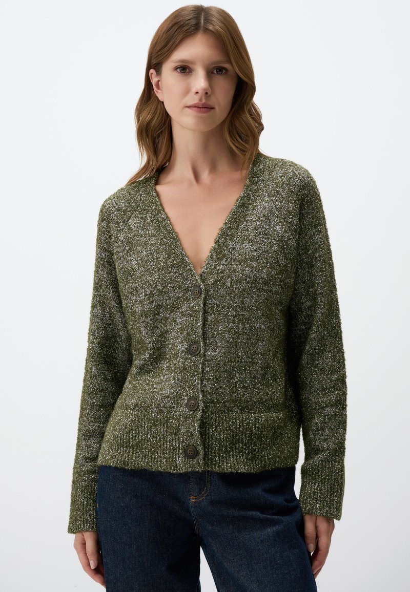 Olijfgroen cardigan met een gestructureerde brei, diepe V-hals, vijf bruine knopen en lange mouwen. De snit eindigt op de taille.