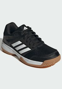 Chaussure de sport noire en mesh et matériaux synthétiques. Présente des rayures blanches, des lacets plats et une semelle extérieure en caoutchouc naturel avec un motif de bande.
