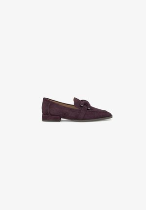 Mocassin pour femme en daim violet foncé, à talon bas et bride décorative ornée d'un accent métallique sur le devant.