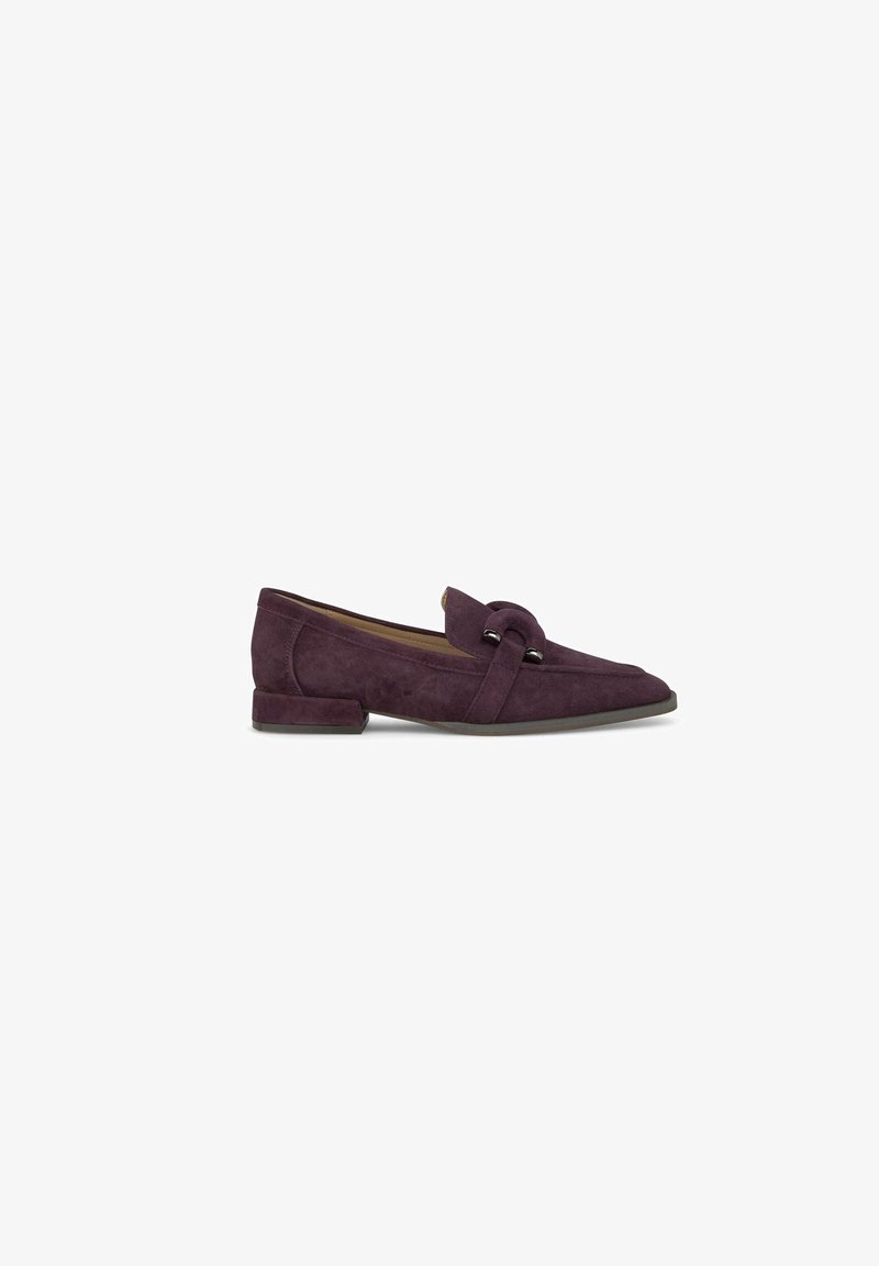 Mocassin pour femme en daim violet foncé, à talon bas et bride décorative ornée d'un accent métallique sur le devant.