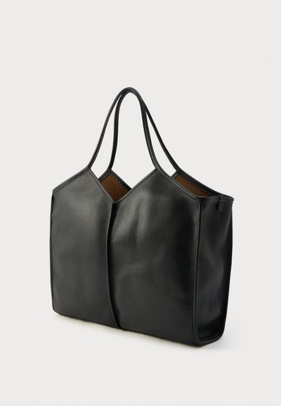 Czarna torba typu tote z teksturowaną powierzchnią, charakteryzująca się kanciastym wzorem, dwoma solidnymi paskami i przestronnym wnętrzem.