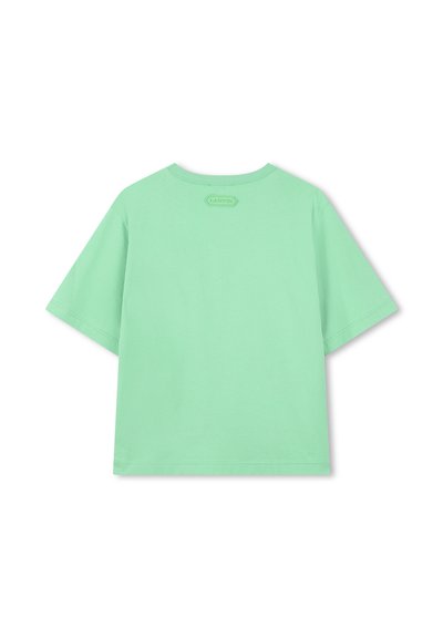 T-shirt à manches courtes vert menthe en coton, présentant une texture douce et un logo centré à l'arrière, au niveau du cou.