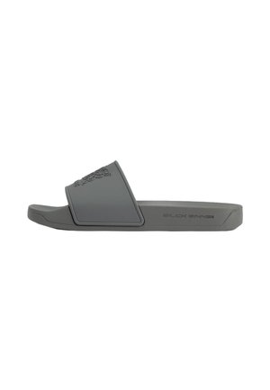 Grijze instap slide sandaal met brede band en verhoogd logodetail aan de zijkant en bovenkant.