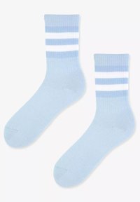 Jasnoniebieskie bawełniane skarpety z żebrowanym wzorem, z trzema poziomymi białymi i niebieskimi paskami na mankiecie. Miękka tekstura.