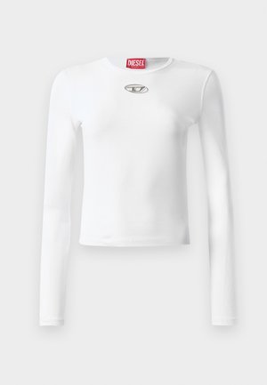 Camiseta blanca de manga larga hecha de una tela suave, con un cuello redondo y un detalle de logo plateado en el centro del pecho.