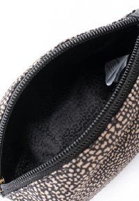 Pochette con zip nera e beige caratterizzata da un motivo maculato, con un interno foderato in tessuto nero uniforme. Chiusura a zip lungo il bordo superiore.