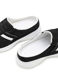 Schwarze Slipper aus Mesh und synthetischem Leder mit einer weißen Sohle. Verfügt über eine glatte Textur und dezente Stickdetails.