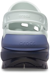 Zuecos Crocs en azul claro y azul marino, con una correa trasera texturizada. Presentan orificios de ventilación y la marca "crocs" en el talón. Material ligero.
