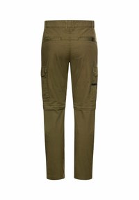 Olivgrüne Cargohosen mit mehreren Taschen, seitlichen Taschen mit Knopfklappen und abnehmbaren, mit Reißverschluss zu trennenden Hosenbeinen.