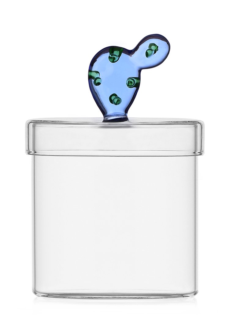 Przezroczysty szklany pojemnik z zaokrąglonym korpusem, z niebieską pokrywką o organicznym kształcie ozdobioną zielonymi kropkami.