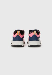 Sneaker mit navy Obermaterial, rosa Akzenten und einer weißen Zwischensohle. Verfügt über eine strukturierte Sohle, eine Zuglasche an der Rückseite und ein leichtes Design.