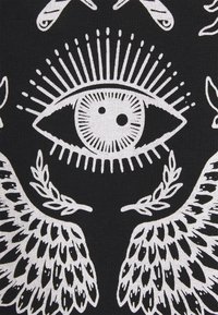 Zwarte stof met een wit ontwerp van een oog met uitstralende lijnen, aangevuld met vleugelmotieven en bladdetails.