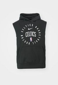Schwarze ärmellose Kapuzenjacke aus weichem Material mit einer Fronttasche, großem "Celtics"-Logo sowie Nike- und NBA-Branding in Weiß.