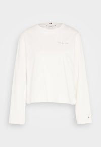 Maglietta a maniche lunghe bianca in cotone, con scollatura rotonda e un piccolo logo sul petto. Include un dettaglio logo sulla manica.