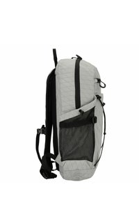 Zaino grigio con un motivo a diamante testurizzato, dotato di cerniere nere, una tasca laterale in rete e spallacci regolabili per un trasporto sicuro.