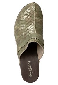 Mule à bout fermé avec dessus à motif reptile texturé vert olive et semelle intérieure rembourrée marron foncé de la marque SoftClox.