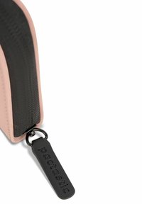 Pochette con zip rosa e nera in tessuto texturizzato, dotata di una zip nera e di un'etichetta impressa con la parola "pactastic".