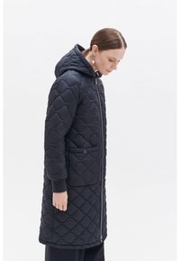 Abrigo acolchado de color azul marino oscuro con capucha, que cuenta con un cierre frontal, bolsillos laterales y puños de canalé. La tela tiene un patrón texturizado.