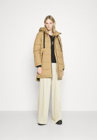 MICHAEL Michael Kors LONG LINE PUFFER WITH LOGO TRIM DETAILS - Manteau d'hiver - camel - ZALANDO.FR
