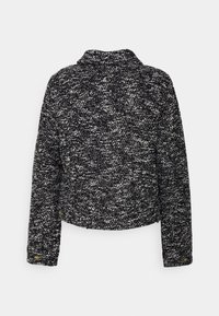 Strukturiertes schwarz-weißes Jacket mit Kragen, langen Ärmeln und Knopfdetails. Entworfen mit einer verkürzten Silhouette und dezenten Mustern.