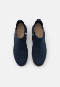 Námořnické modré semišové slip-on boty s nízkým profilem, se zipem na boku a strukturovanou hnědou gumovou podrážkou.