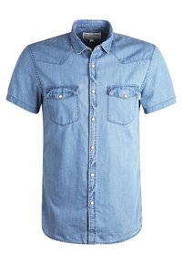 Camisa de mezclilla azul claro de manga corta con cuello, botones a presión en el frontal y dos bolsillos en el pecho con solapas de botón.