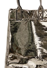 Fémes táska fényes, gyűrődött felülettel. Két erős füllel és téglalap alakú formával rendelkezik, ideális hétköznapi használatra vagy vásárláshoz.