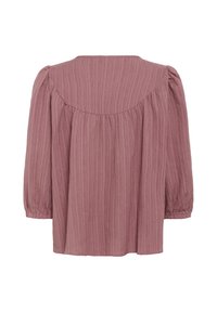 Voľná mauve blúzka s textúrovaným pruhovaným vzorom, okrúhlym výstrihom a trojštvrťovými naberanými rukávmi. Mäkká tkanina s prúdiacim dizajnom.