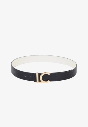 Cinturón de cuero negro con un acabado texturizado, que presenta una hebilla en tono dorado con las letras "LC". Forro interior suave, ajustable con múltiples agujeros.