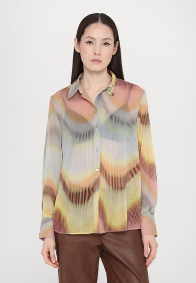 Cămășă cu mânecă lungă, cu nasturi, dintr-un material ușor, având un model ondulat multicolor în nuanțe de roz, galben și gri.