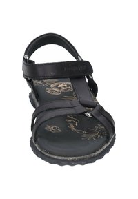 Svart sandal med tunna remmar, justerbar ankelslinga, strukturerad fotsula med blommönster och en flexibel gummisula.