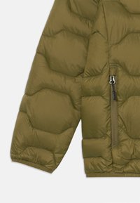 Olivgrön puffjacka med ett quiltat mönster, med en sidodragkedjeficka och elastiska ärmslut för en åtsittande design.