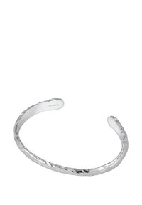 Stålring silver cuff armband med en hamrad yta, med en slät insida och böjda ändar för en minimalistisk design.