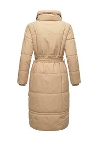 Manteau rembourré beige avec un col haut, des manches longues, une taille ceinturée et un motif matelassé. Présente des poches latérales et des poignets côtelés.