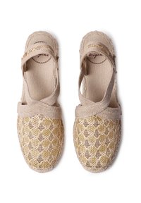 Espadrilles con parte superior de lona beige y detalles de paja dorada tejida. Presentan un diseño de tiras cruzadas y suela texturizada.